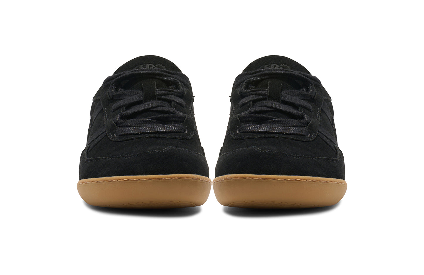 Xero Shoes Canada, specifically women’s barefoot shoes Canada. These minimalist shoes have flexible soles, wide toe boxes, and zero drop. Front view of Xero Women's Kelso in Black/Gum. Leather and suede court-style shoe.