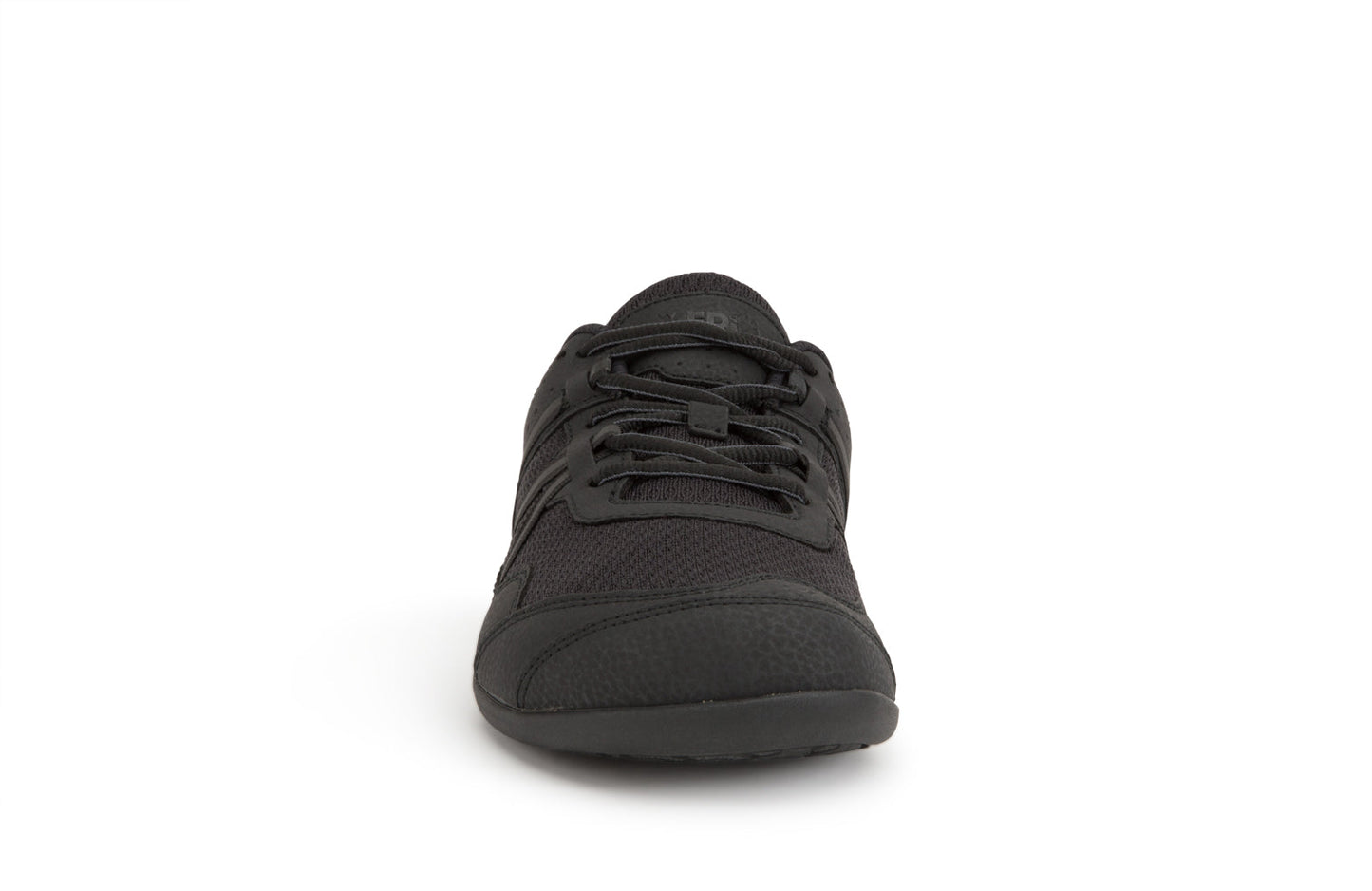 Xero Barefoot Shoes sold in Ontario, Canada. These minimalist shoes have flexible soles, wide toe boxes, and zero drop. Front view of Xero Men's Prio in Black. A running and fitness shoe.