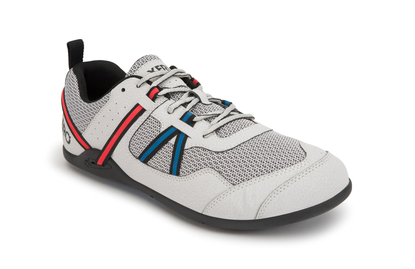 Xero Shoes Canada, specifically men’s barefoot shoes Canada. These minimalist shoes have flexible soles, wide toe boxes, and zero drop. Angled view of Xero Men's Prio in Lunar. A running and fitness shoe.