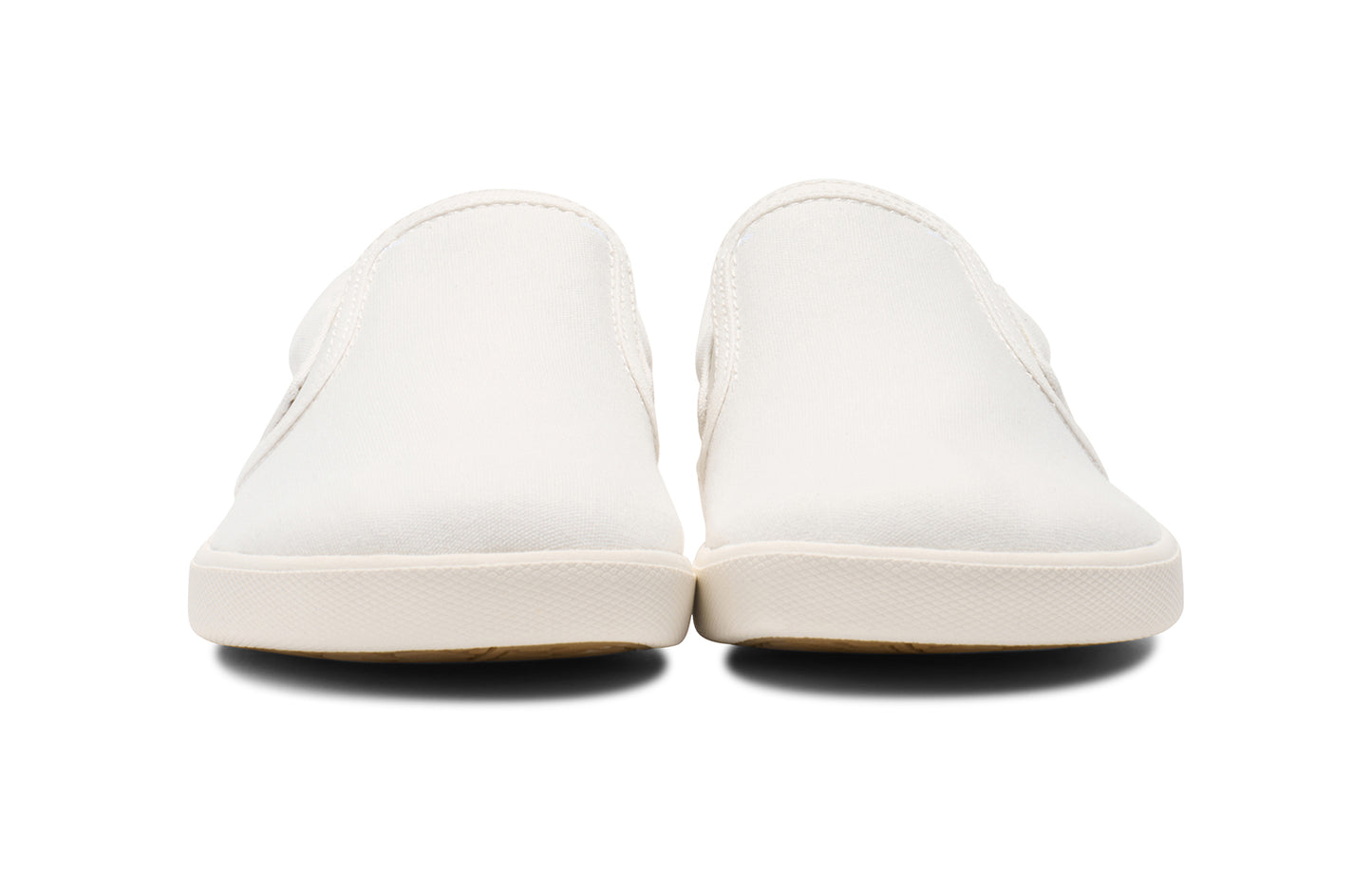 Xero Shoes Canada, specifically women’s barefoot shoes Canada. These minimalist shoes have flexible soles, wide toe boxes, and zero drop. Front view of Xero Women's Dillon Canvas Slip-On in White. Slip-on sneaker.
