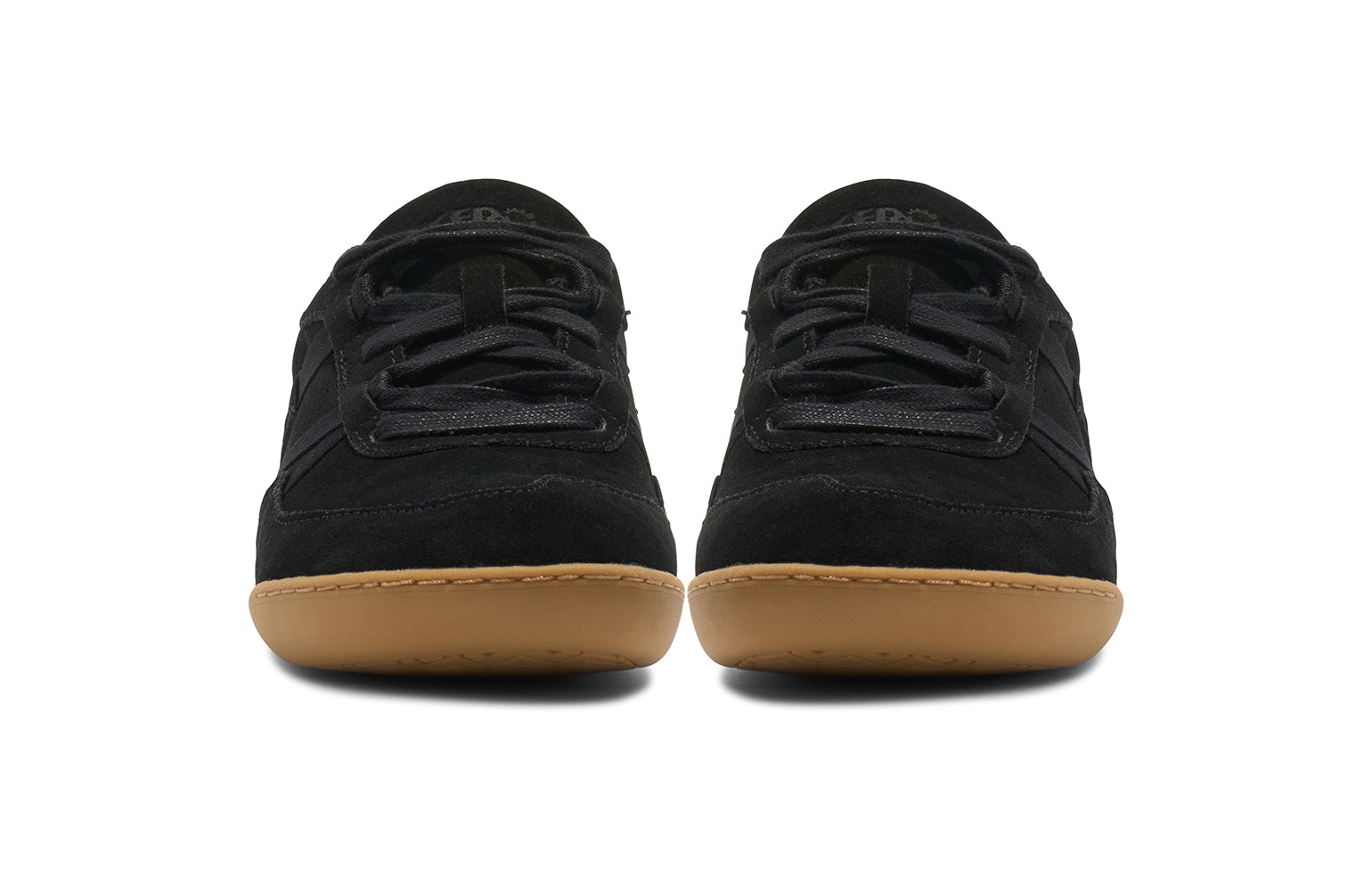 Xero Shoes Canada, specifically women’s barefoot shoes Canada. These minimalist shoes have flexible soles, wide toe boxes, and zero drop. Front view of Xero Women's Kelso in Black/Gum. Leather and suede court-style shoe. 