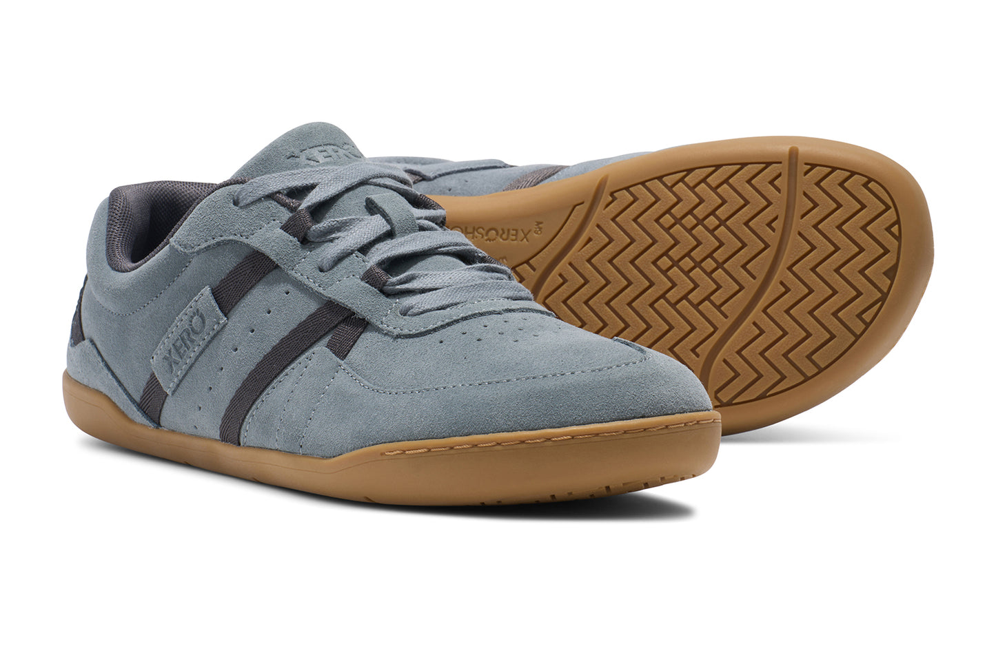 Xero Shoes Canada, specifically men’s barefoot shoes Canada. These minimalist shoes have flexible soles, wide toe boxes, and zero drop. Side and sole pair view of Xero Men's Kelso in Stormy Weather/Gum. Leather and suede court-style shoe. 