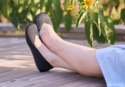 Xero Shoes Canada, specifically women’s barefoot shoes Canada. Woman wearing Phoenix Knit with skirt