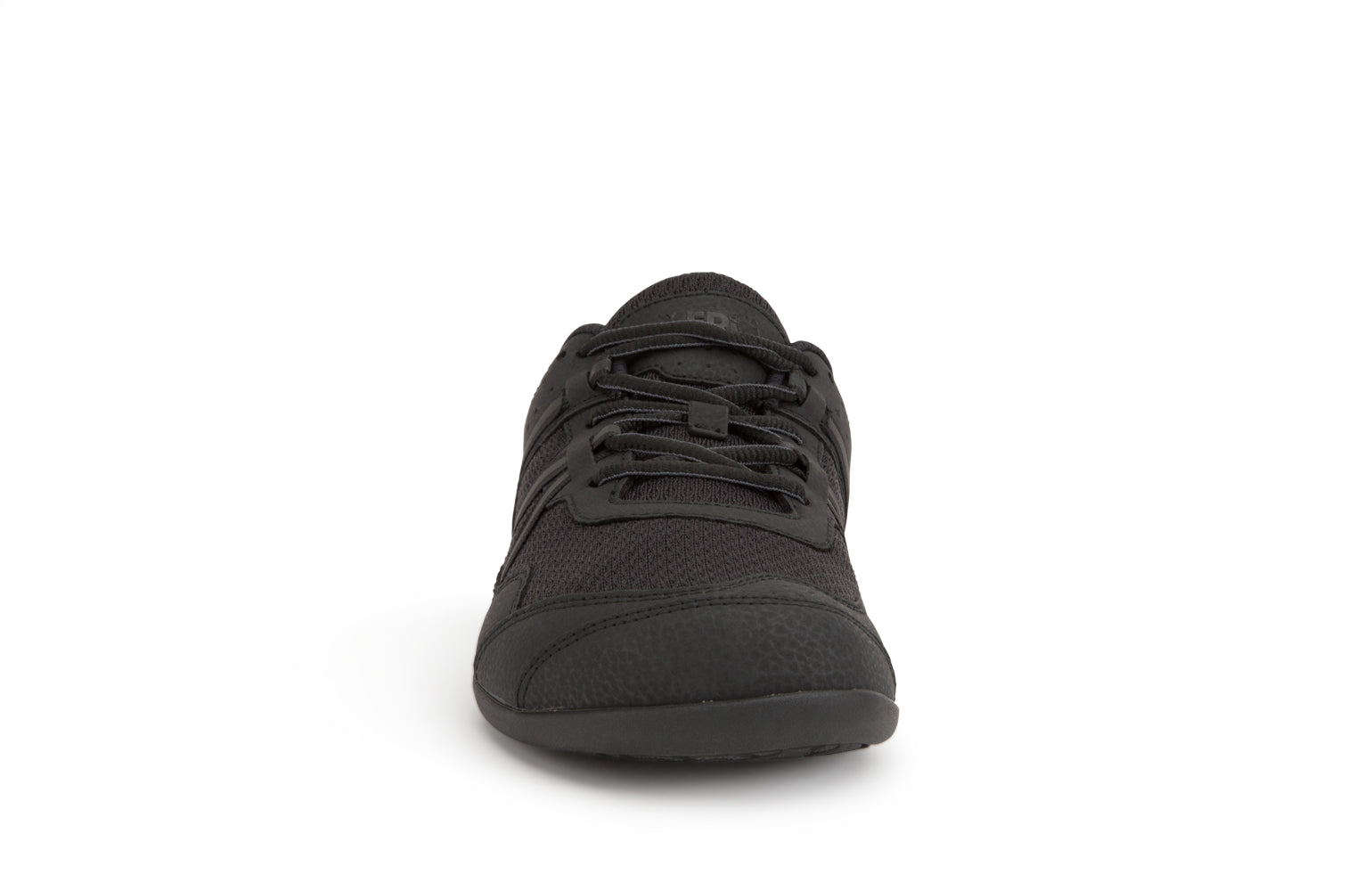 Xero Barefoot Shoes sold in Ontario, Canada. These minimalist shoes have flexible soles, wide toe boxes, and zero drop. Front view of Xero Men's Prio in Black. A running and fitness shoe. 