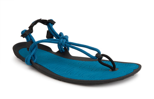 Xero Shoes Canada, specifically men’s barefoot shoes Canada. These minimalist shoes have flexible soles, wide toe boxes, and zero drop. Angled view of Xero Men's Aqua Cloud in Blue Sapphire. Versatile water sport and hiking sandal. 